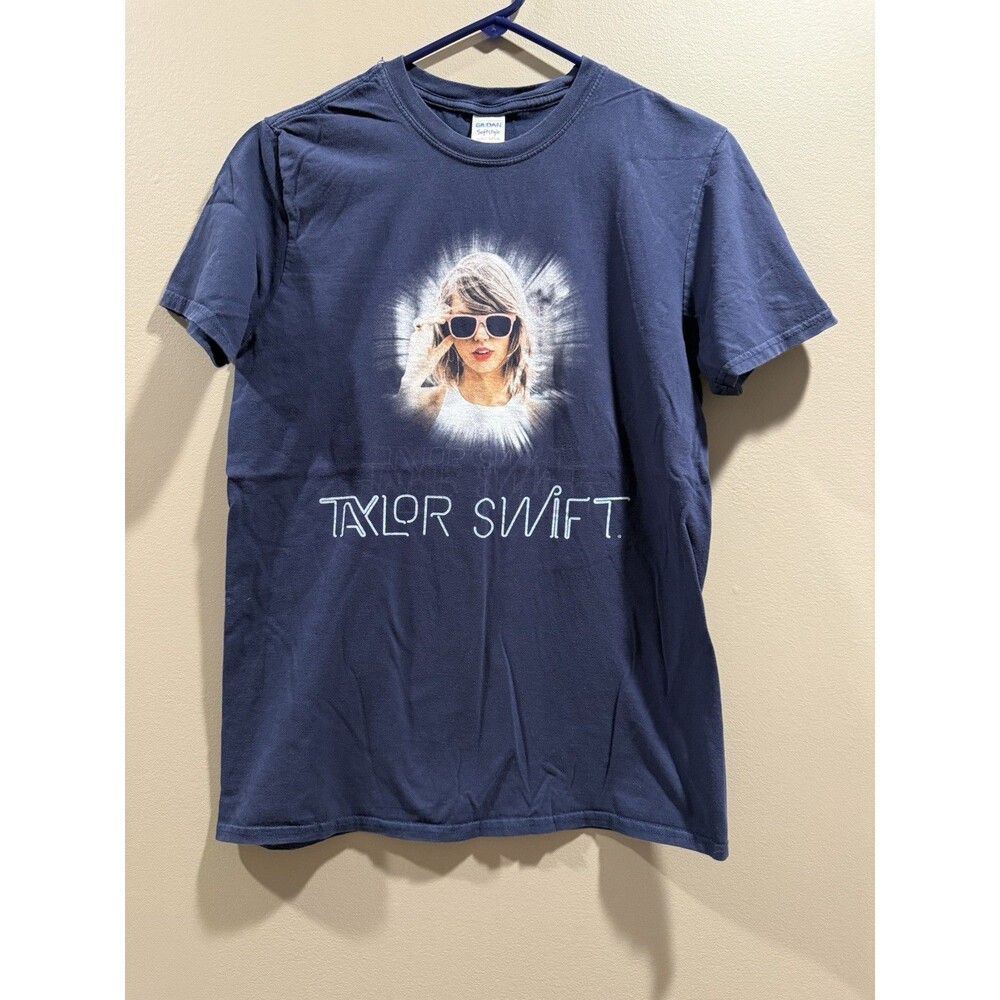 Gildan Softstyle Taylor Swift The 1989 World Tour Graphic T-Shirt Navy M